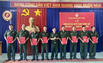 Hội Cựu chiến binh tỉnh công bố quyết định thành lập Hội Cựu chiến binh xã, phường