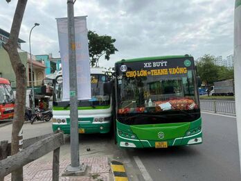 Đình chỉ công việc tài xế xe buýt chèn ép nhau làm một xe văng lên vỉa hè