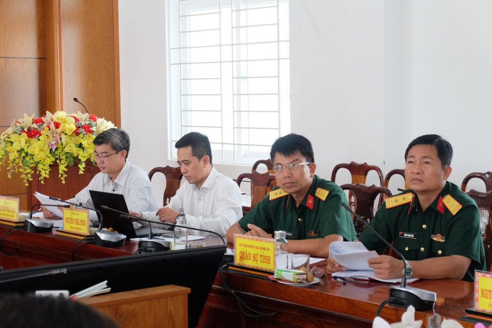 Đại biểu tham dự giới thiệu các nội dung quan trọng về công tác kiểm tra, giám sát và kỷ luật của Đảng