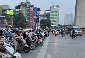 Cấm xe máy chạy xăng: Khẩn trương hành động cho vùng phát thải thấp