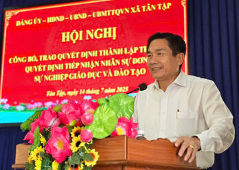 Xã Tân Tập công bố và trao quyết định nhân sự cho ngành Y tế và Giáo dục