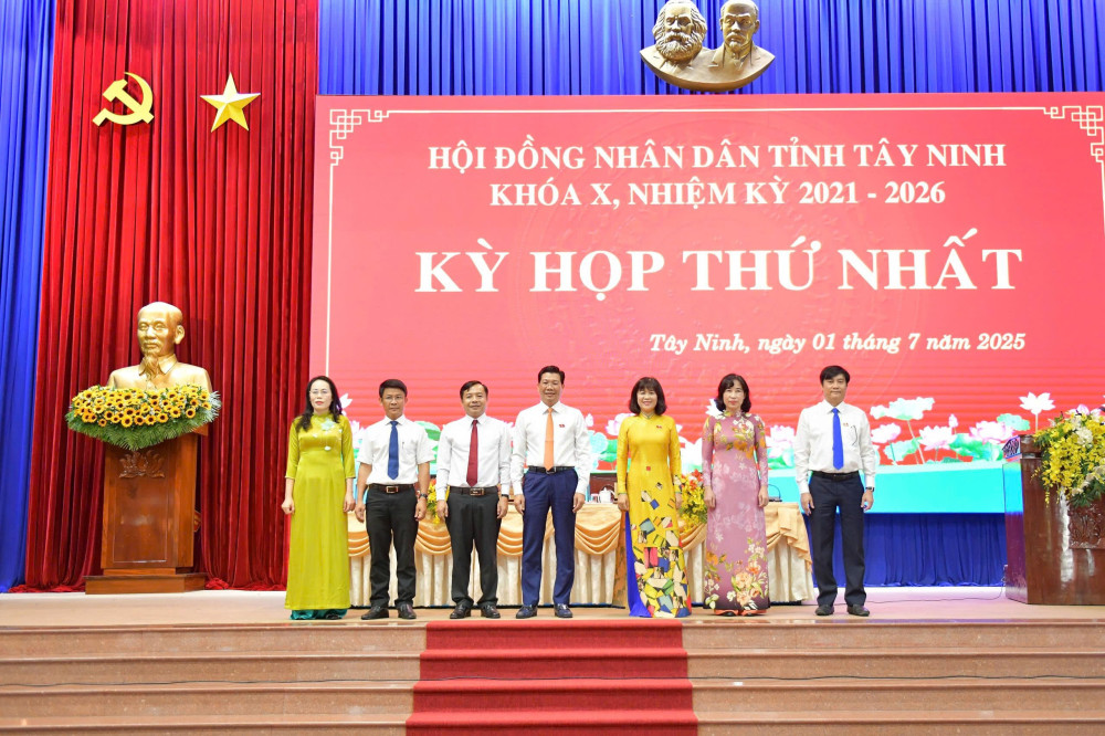 Thường trực HĐND tỉnh Tây Ninh khóa X, nhiệm kỳ 2021-2026 ra mắt tại kỳ họp thứ nhất sau hợp nhất tỉnh (Ảnh: Kiên Định)