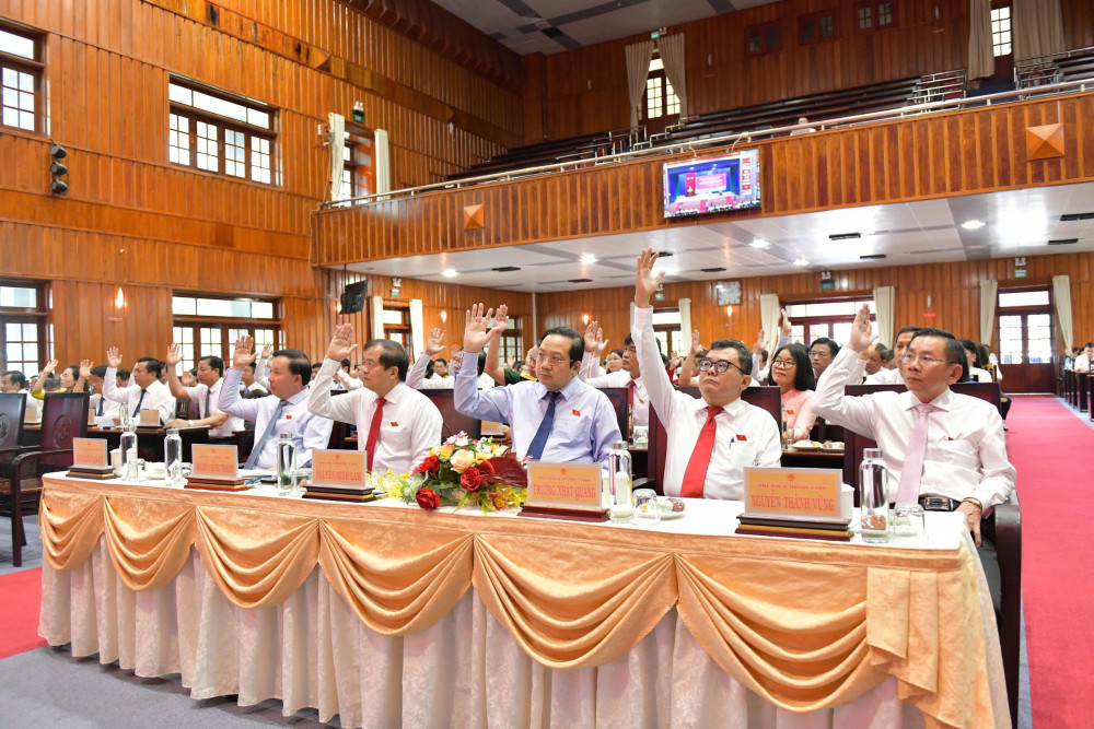 Đại biểu HĐND tỉnh khóa X, nhiệm kỳ 2021-2026 biểu quyết thông qua các nghị quyết tại kỳ họp thứ nhất sau hợp nhất tỉnh (Ảnh: Kiên Định)