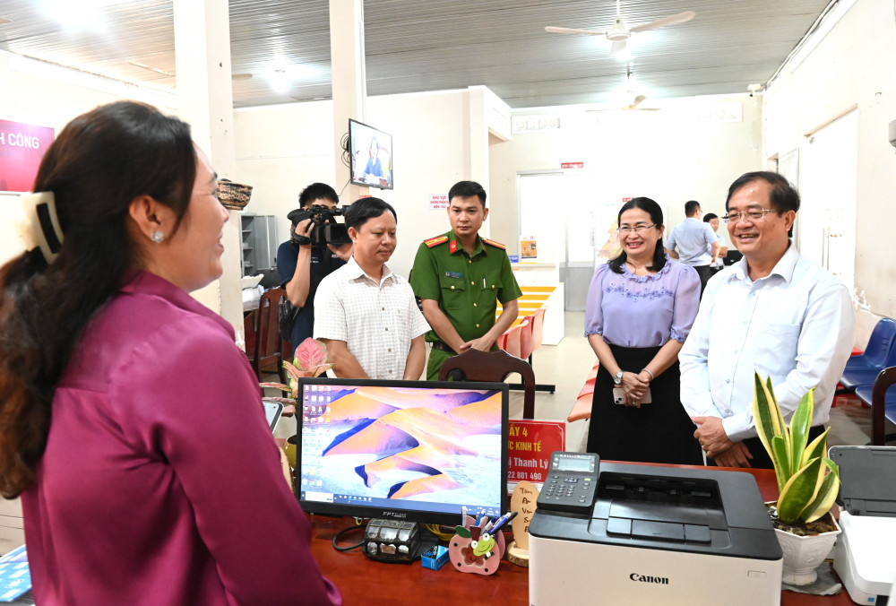 : Phó Chủ tịch UBND tỉnh - Nguyễn Hồng Thanh khảo sát Trung tâm phục vụ hành chính công