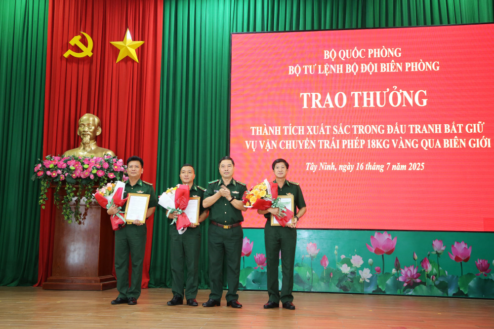 Thiếu tướng Trần Ngọc Hữu, Phó Tư lệnh BĐBP trao thưởng cho các tập thể 