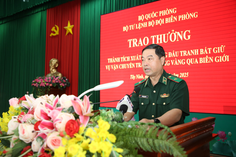 Thiếu tướng Trần Ngọc Hữu, Phó Tư lệnh BĐBP phát biểu chỉ đạo tại buổi lễ
