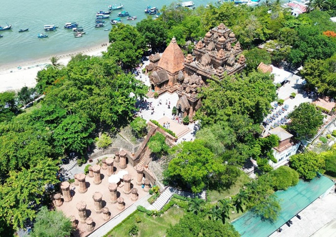 Khanh Hoa’s 1000-year-old Cham towers become tourist hotspots