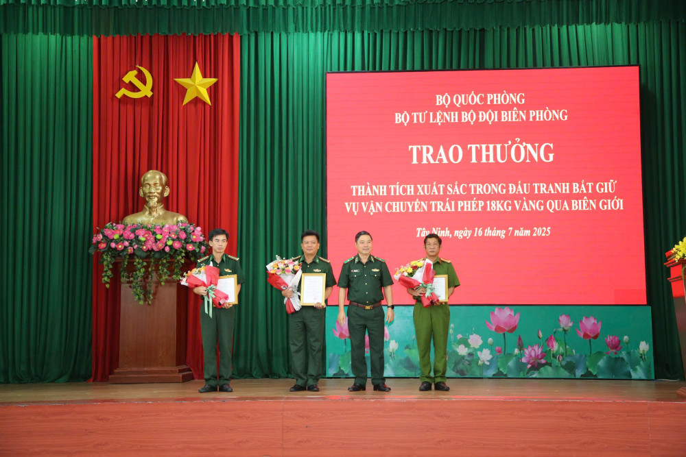 Trao thưởng thành tích đấu tranh bắt giữ vụ vận chuyển trái phép 18kg vàng qua biên giới