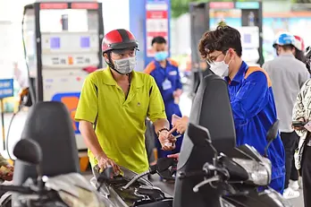 Giá xăng dầu giảm nhẹ, RON 95 xuống mốc dưới 20.000 đồng/lít