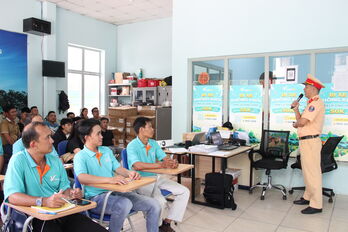 Tuyên truyền an toàn giao thông cho tài xế taxi