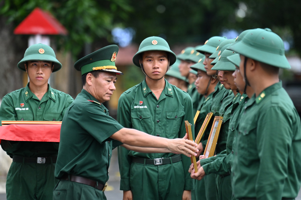 Ban Chỉ huy Bộ đội Biên phòng tỉnh tặng Giấy khen cho các chiến sĩ có thành tích tiêu biểu