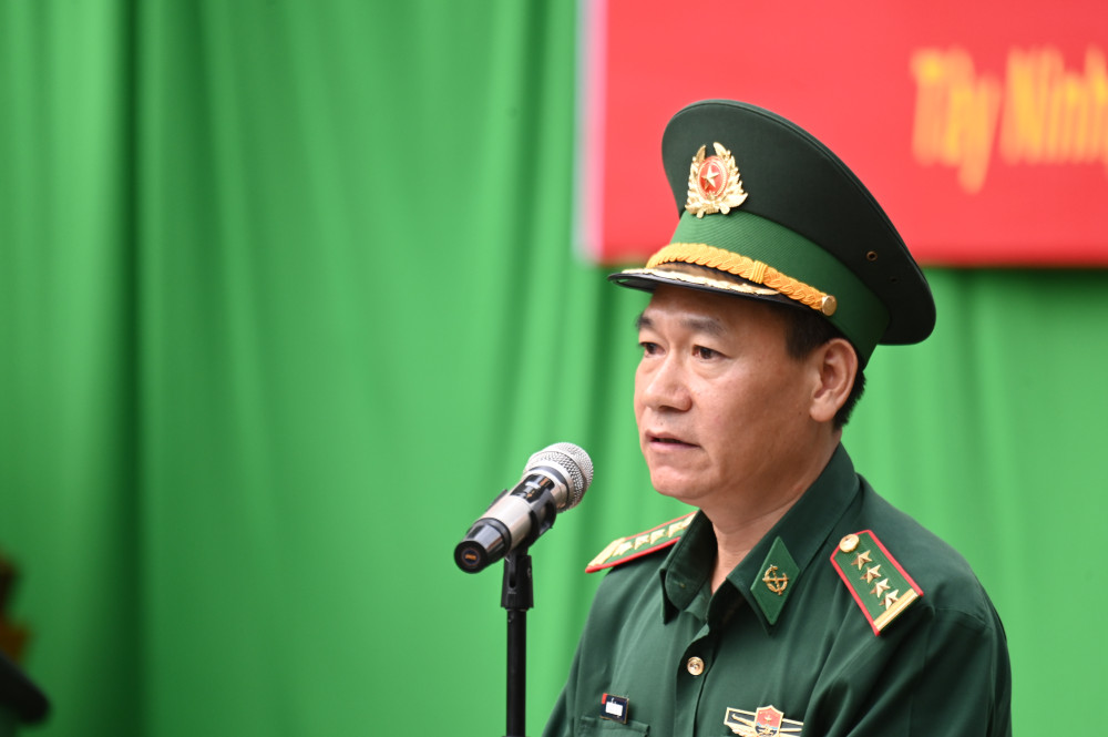 Đại tá Nguyễn Đình Mạnh, Phó Chỉ huy trưởng, Ban Chỉ huy Bộ đội Biên phòng tỉnh Tây Ninh phát biểu tại lễ bế giảng