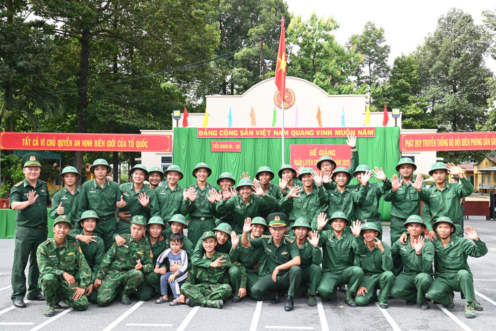 Các chiến sĩ mới chụp ảnh lưu niệm với lãnh đạo đơn vị