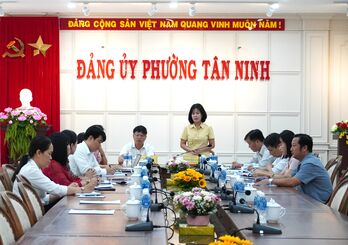 Trưởng ban Tuyên giáo và Dân vận Tỉnh ủy Nguyễn Thị Xuân Hương làm việc với phường Tân Ninh