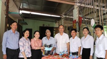 Thăm và tặng quà gia đình chính sách tại xã Tân Thạnh