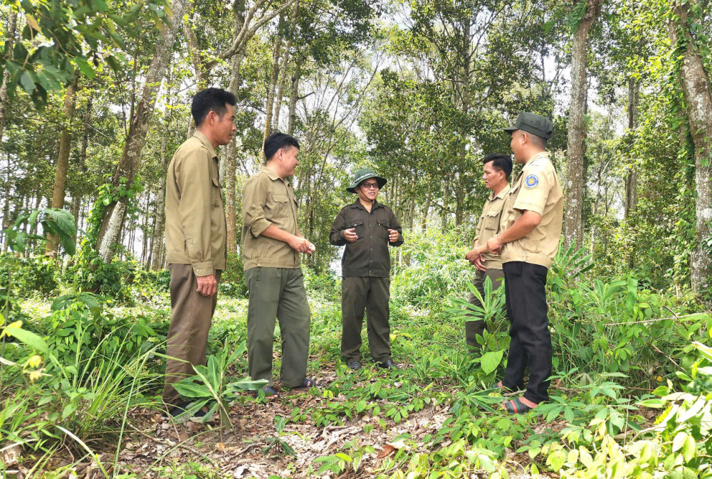 Ông Đặng Quang Thắng- Phó Phòng Quản lý chuyên trách bảo vệ rừng Khu RPH hộ Dầu Tiếng dặn dò các thành viên Đội bảo vệ rừng tập trung ngăn chặn các hành vi xâm hại đến rừng