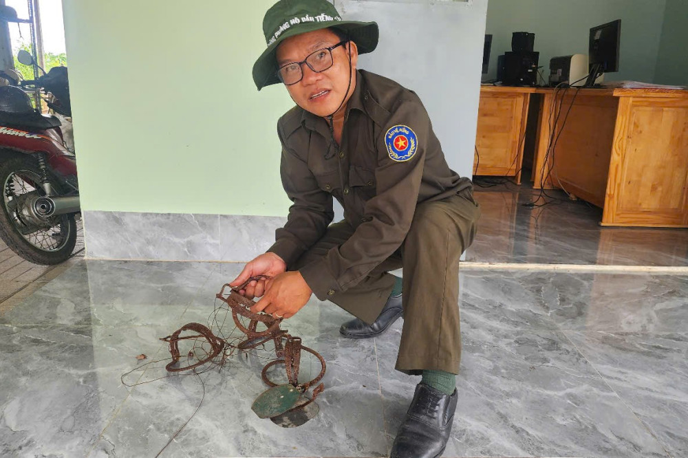 Những chiếc bẫy thú rừng trái phép, do Ban Quản lý thu gom được trong rừng phòng hộ Dầu Tiếng