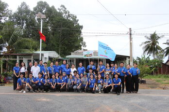 Khánh thành công trình 'Đường cờ Tổ quốc - Thắp sáng đường quê'