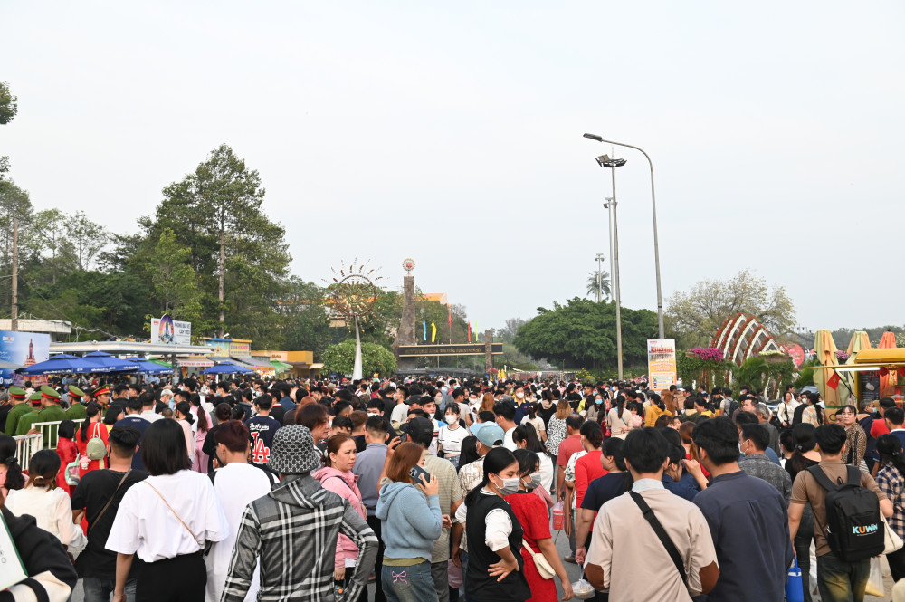 Trong những ngày lễ, tết có đông khách tham quan Khu du lịch quốc gia Núi Bà Đen,không còn trường hợp móc túi, giật dọc
