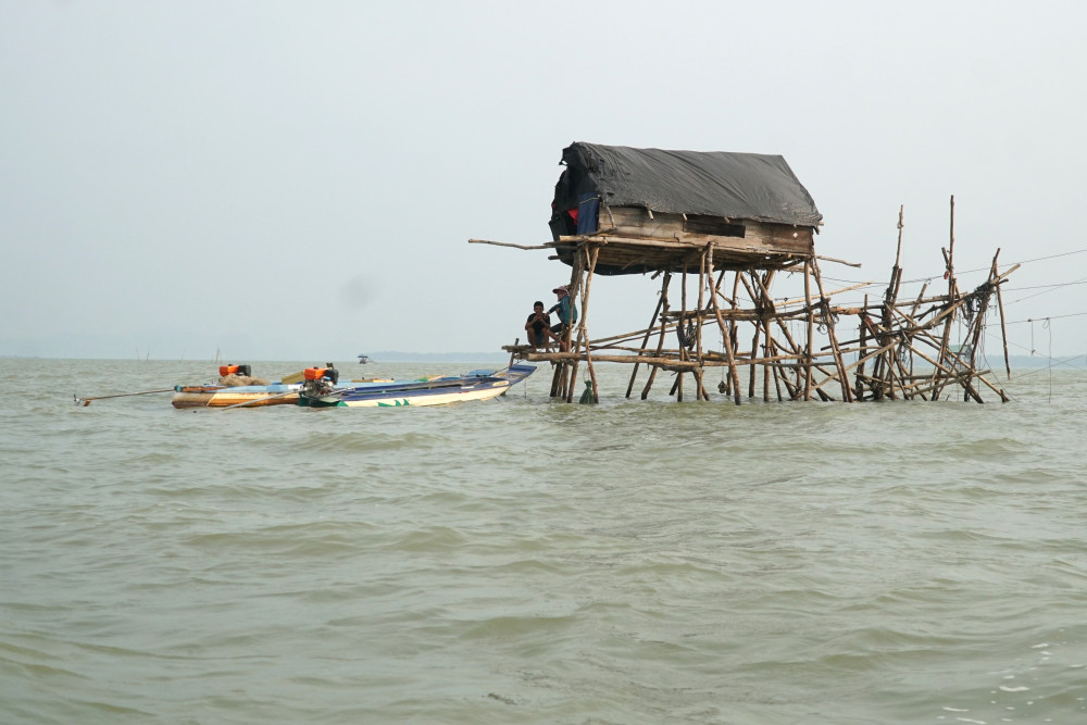 Phút nghỉ ngơi giữa hai đợt kéo vó cá của những ngư dân 