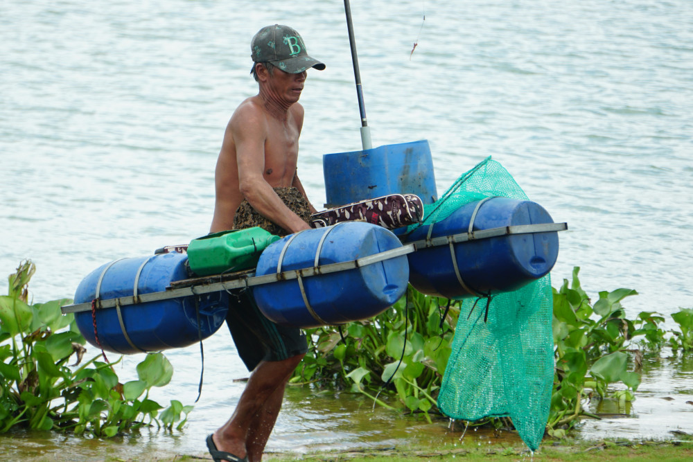 Người dân chuẩn bị thả phao câu xuống mặt hồ để chuẩn bị một ngày mưu sinh 