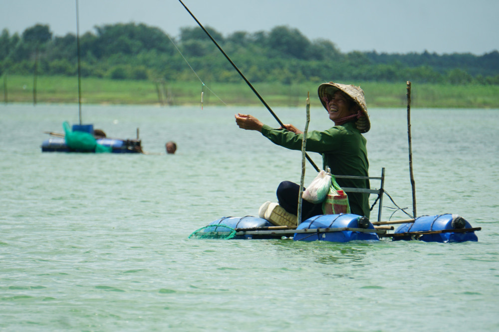 Những “cần thủ” chuyên nghiệp ở thượng nguồn hồ Dầu Tiếng 