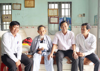 Lãnh đạo xã Mỹ Lộc thăm người dân bị thương do bão số 3 Lãnh đạo xã Mỹ Lộc thăm người dân bị thương do bão số 3