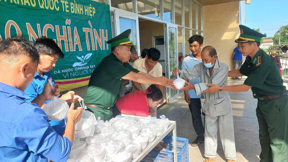 Hàng ngàn suất 'Cháo nghĩa tình' đến với bệnh nhân nghèo