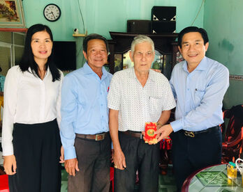 Lãnh đạo xã Tân Tập, xã Phước Lý thăm, tặng quà cho gia đình chính sách