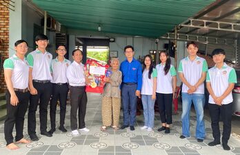 Tư vấn sức khỏe, tặng quà cho người có công với cách mạng trên địa bàn phường An Tịnh