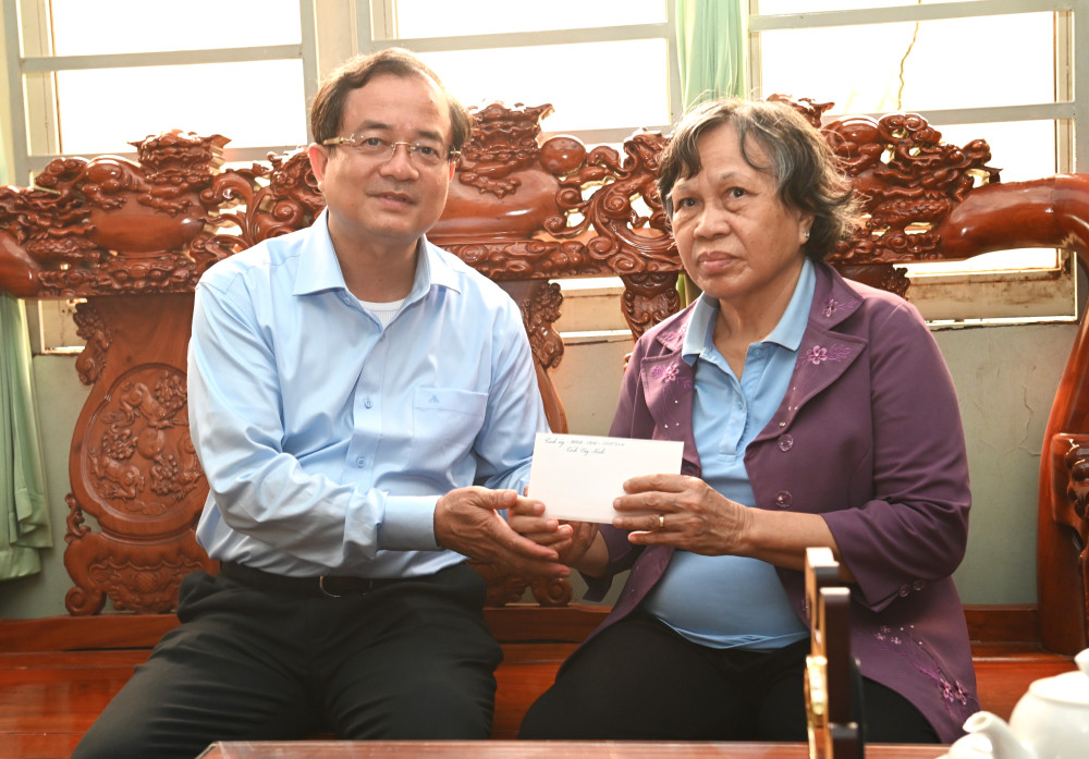 Phó Chủ tịch UBND tỉnh Nguyễn Hồng Thanh chúc bà Nguyễn Thị Thu, nguyên Tỉnh uỷ viên, nguyên Giám đốc Sở Y tế giữ gìn sức khoẻ, tiếp tục là tấm gương sáng cho thế hệ con, cháu học tập, noi theo