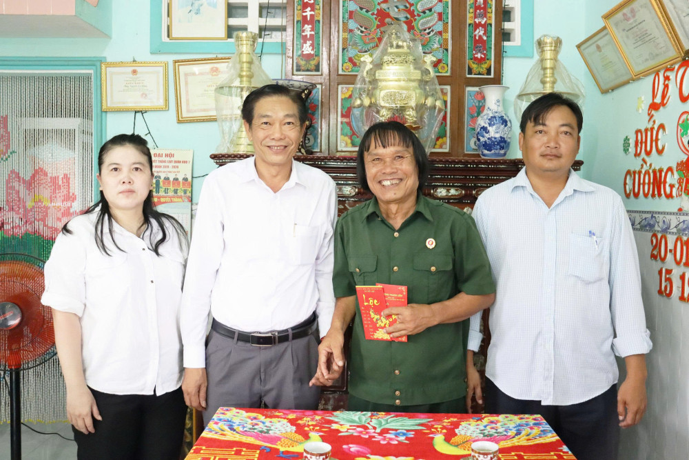 Bí thư Đảng ủy xã Mỹ Lộc thăm gia đình chính sách nhân dịp 27/7