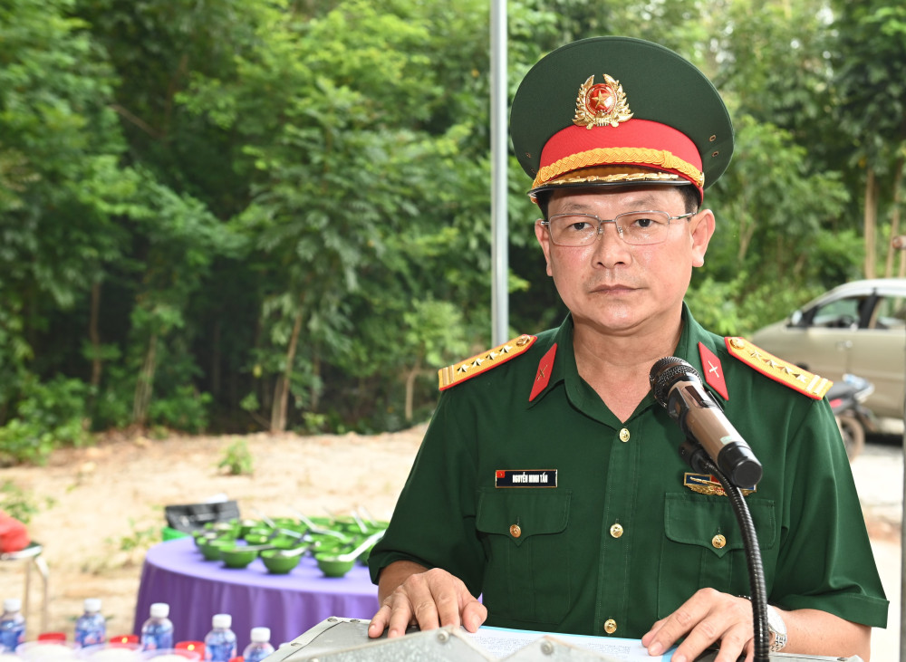 Đại tá Nguyễn Minh Tấn, Phó Chính uỷ Bộ CHQS tinh, Phó trưởng Ban Chỉ đạo 515 tỉnh phát biểu tại buổi lễ