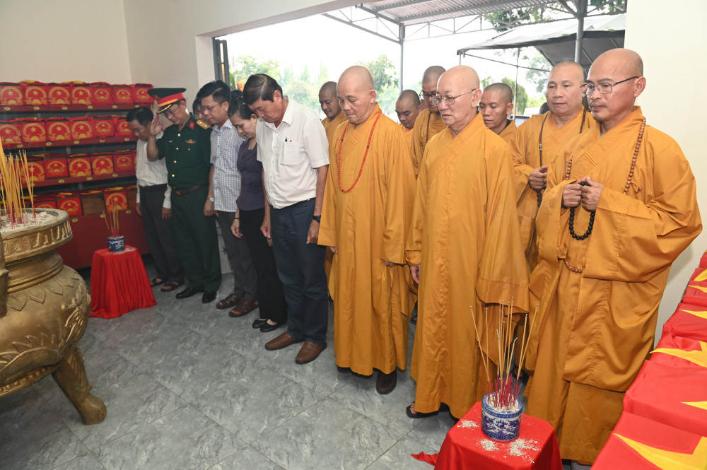 Lãnh đạo các đơn vị và các thành viên Ban Trị sự Giáo hội Phật giáo Việt Nam mặc niệm tưởng nhớ những người con trung kiên của dân tộc