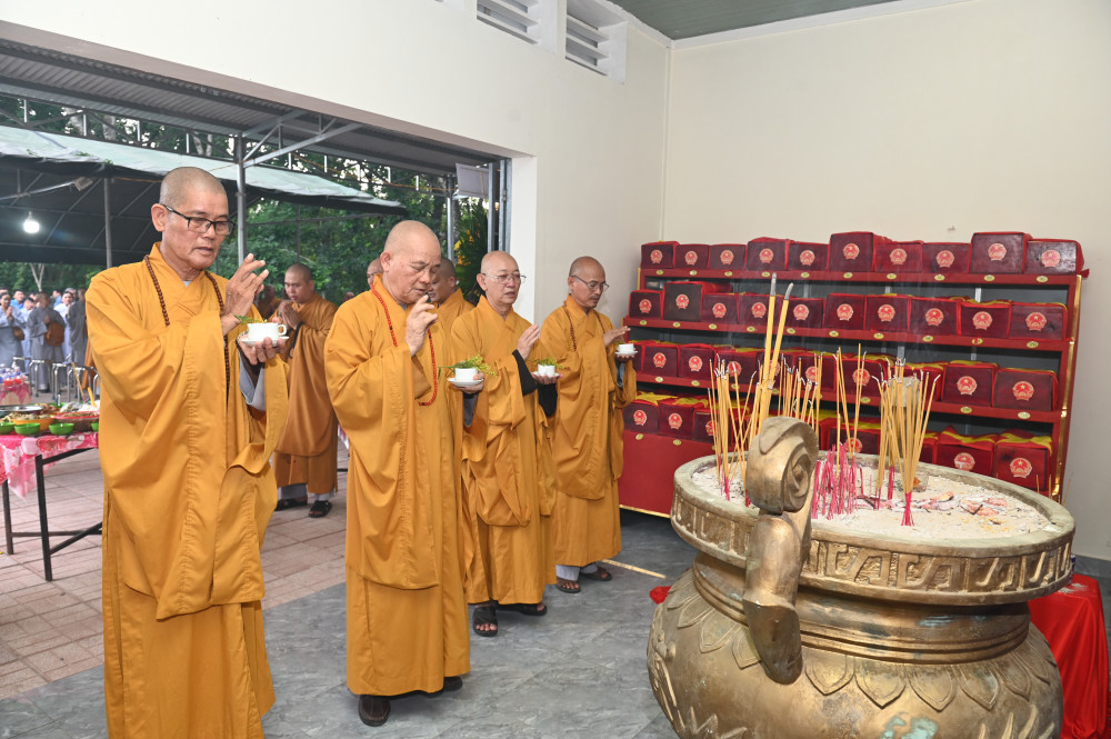 Các vị Hoà thượng thực hiện nghi thức niệm kinh cầu siêu 172 hài cốt liệt sĩ