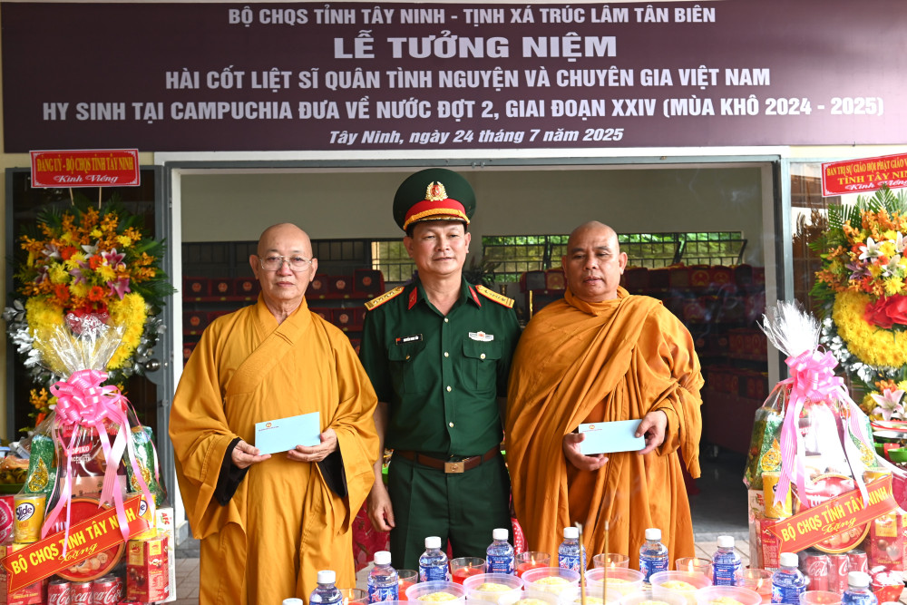 Đại tá Nguyễn Minh Tấn, Phó Chính uỷ Bộ CHQS tỉnh tặng quà cho Ban Trị sự Giáo hội Phật giáo Việt Nam tỉnh và Tịnh xá Trúc Lâm Tân Biên.