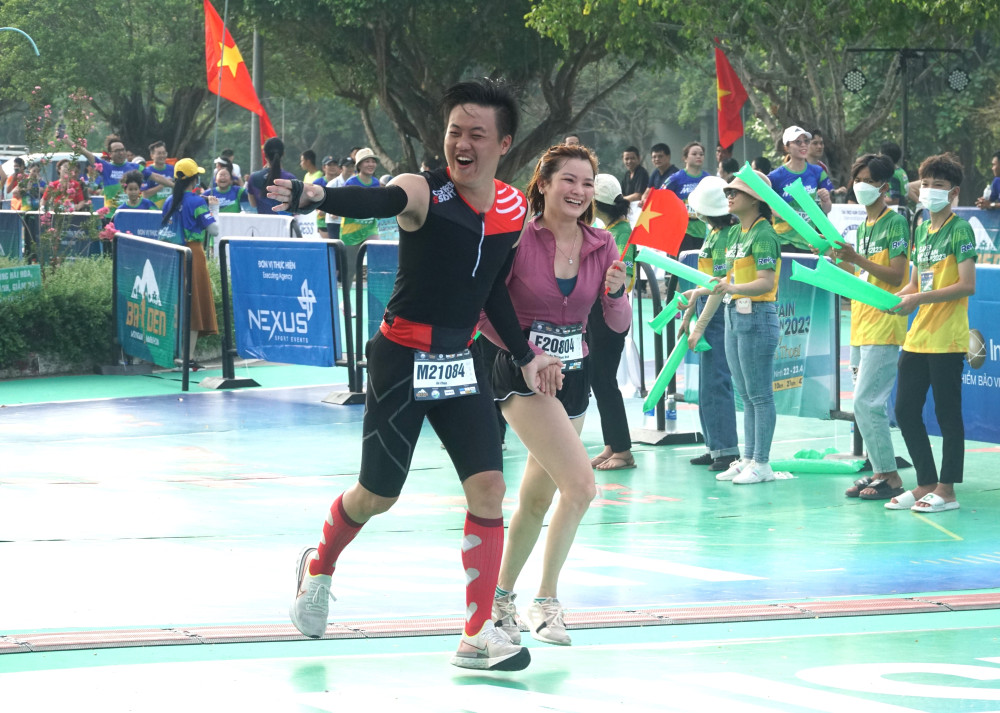VĐV tham gia Giải chạy BaDen Mountain International Marathon 2023 vui vẻ trên đường đua (ảnh minh hoạ)