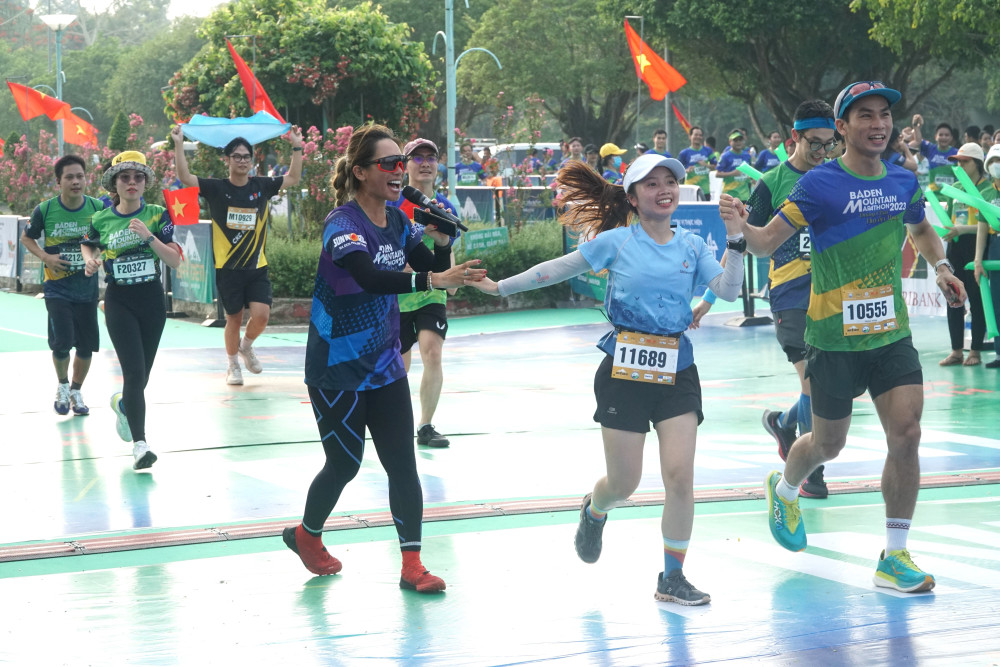 VĐV Giải chạy BaDen Mountain International Marathon 2023 về đích (ảnh minh hoạ)