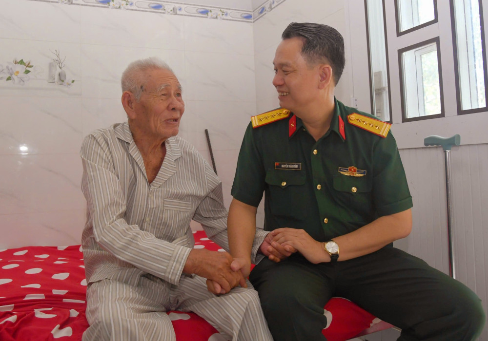 Bộ Chỉ huy Quân sự tỉnh Tây Ninh thăm, tặng quà các gia đình chính sách
