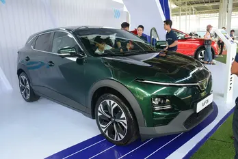Tài chính tầm 700 triệu đồng, nên mua xe điện hay xe xăng?