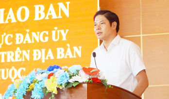 Thường trực Đảng ủy xã Cần Giuộc giao ban với các ấp