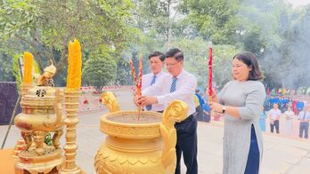 Phường Bình Minh: Viếng nghĩa trang liệt sĩ