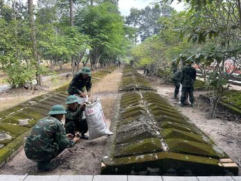 Cán bộ, chiến sĩ Trung đoàn 4 ra quân dọn dẹp vệ sinh tại nghĩa trang liệt sĩ Cán bộ, chiến sĩ Trung đoàn 4 ra quân dọn dẹp vệ sinh tại nghĩa trang liệt sĩ