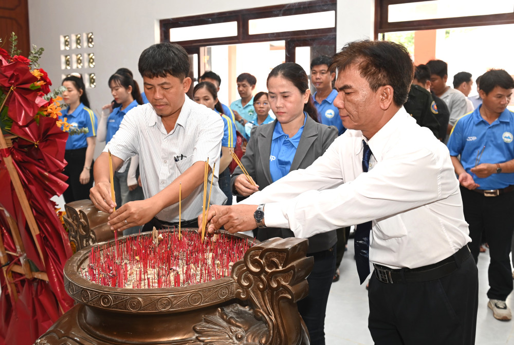  Khối thi đua các đơn vị sự nghiệp thuộc tỉnh Tây Ninh thắp hương  Chủ tịch Hồ Chí Minh tại Căn cứ Trung ương Cục miền Nam