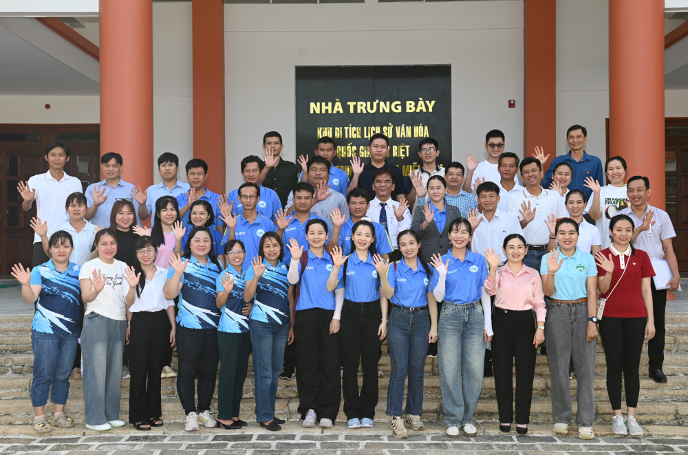  Khối thi đua các đơn vị sự nghiệp thuộc tỉnh Tây Ninh về nguồn tại Căn cứ Trung ương Cục miền Nam