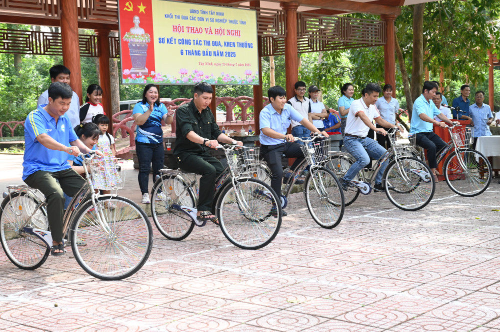 Khối thi đua các đơn vị sự nghiệp thuộc tỉnh thi xe đạp chậm 