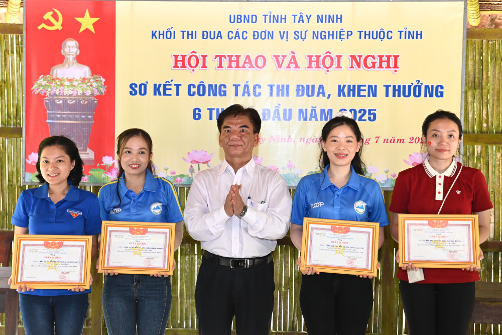  Ông Trần Văn Hiếu- Phó Giám đốc Ban Quản lý Các khu di tích Lịch sử Cách mạng miền Nam, Khối trưởng năm 2025 trao thưởng cho các VĐV nữ đạt giải cao ở nội dung thi xe đạp chậm