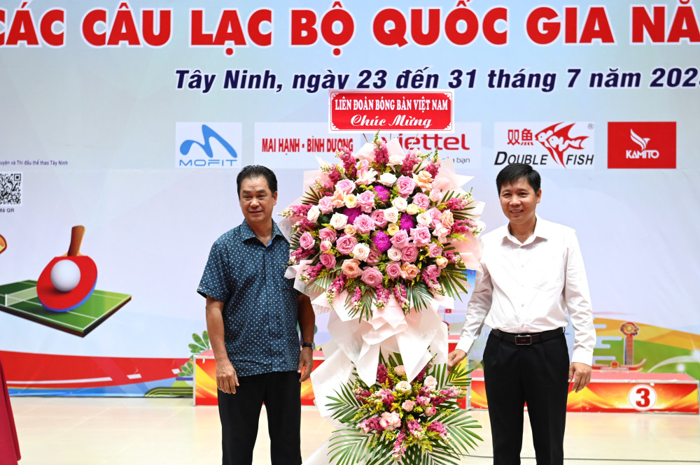 Ông Trần Cảnh Tuấn - Phó Chủ tịch Liên đoàn Bóng bàn Việt Nam (bên trái) tặng lẵng hoa ông Lê Quang Chánh- Phó Giám đốc Sở VHTT&DL, Phó Trưởng Ban tổ chức chúc mừng giải