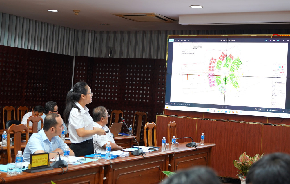 Lãnh đạo Ban quản lý dự án đầu tư xây dựng tỉnh thuyết minh mặt bằng tổng thể dự án nâng cấp Nghĩa trang liệt sĩ Đồi 82 - Tây Ninh