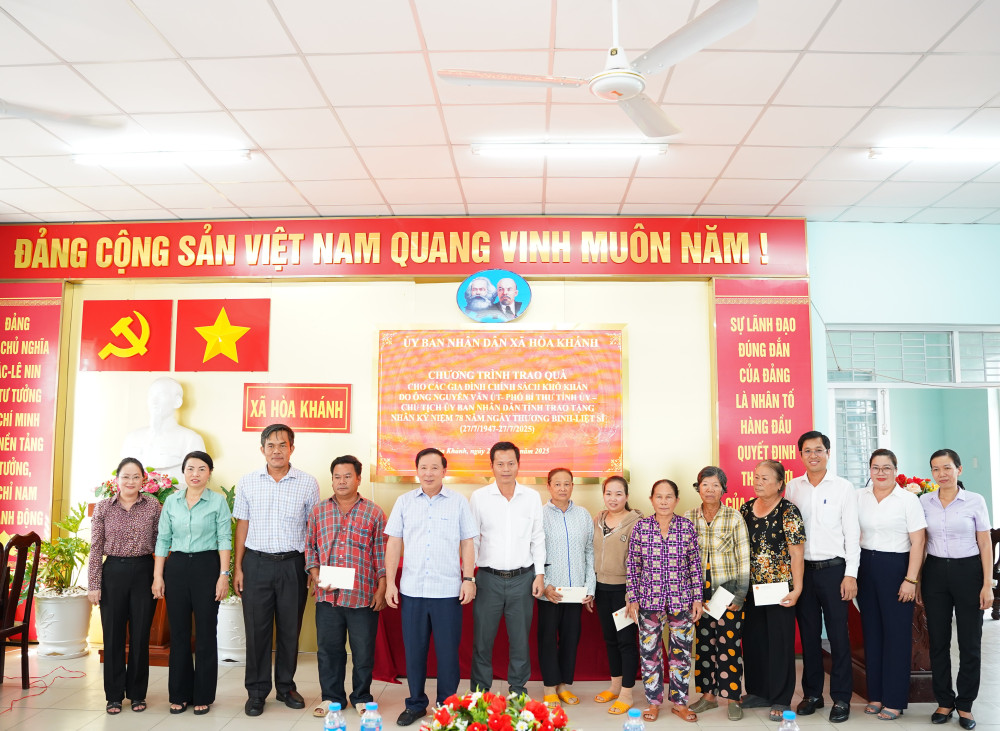 Chủ tịch UBND tỉnh Nguyễn Văn Út và lãnh đạo địa phương trao quà cho các gia đình chính sách có hoàn cảnh khó khăn